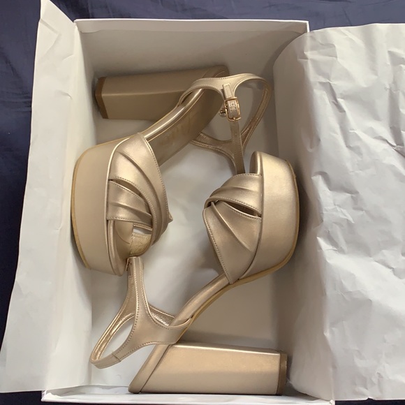 Sandal/shoe light gold open toe, chunky heel very comfortable buckle at ankle 35 - Picture 1 of 5